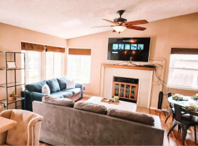 Pet Friendly 2 King Beds AF Academy Sleeps 12
